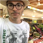 Laurea in Economia, insegnante di Matematica per il biennio, Master in Geografia e vissuto in Francia